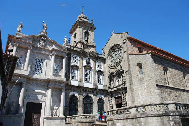 The Gothic front of the Church of São Francisco with its rose window, beside a neighbouring classical front.