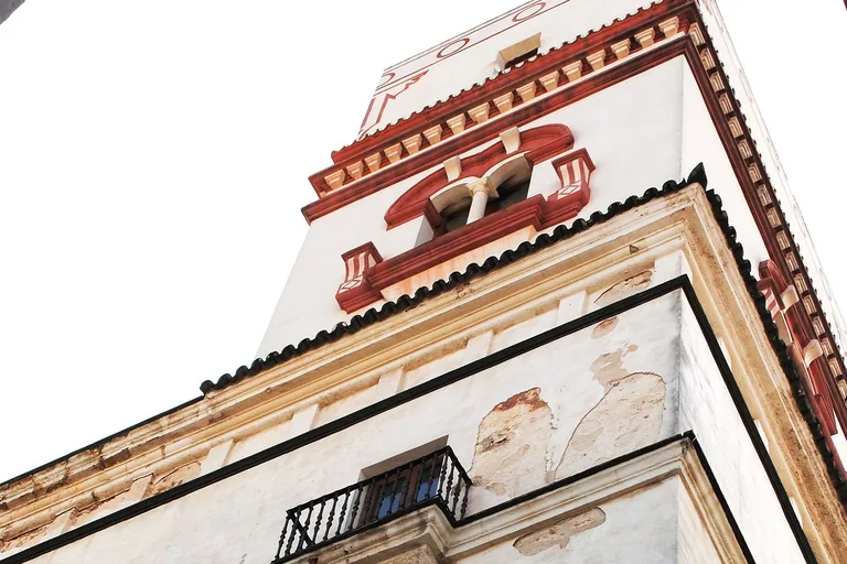 Torre Tavira rising from the merchant house below