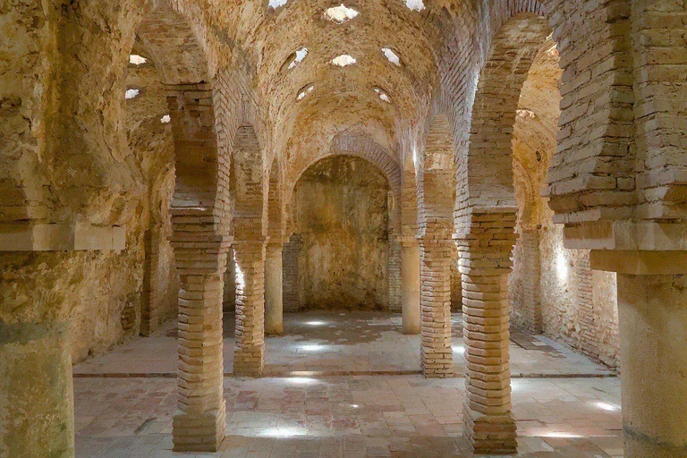 The central hall, its horseshoe arches and the star-shaped skylights in the vaults