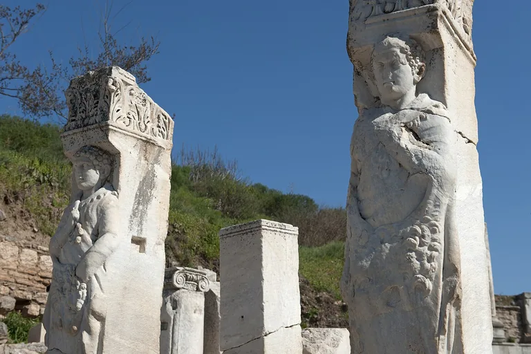 The two Hercules pillars with the lion-skin reliefs