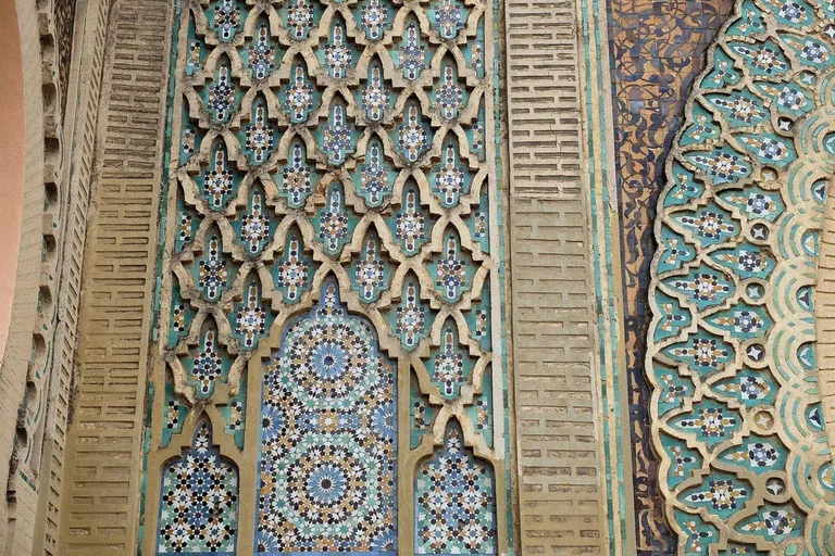 Bab Mansour's darj-wa-ktaf lattice and zellij