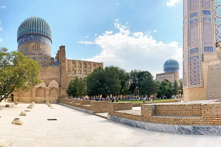 Bibi-Khanym: portal and main dome over the compound