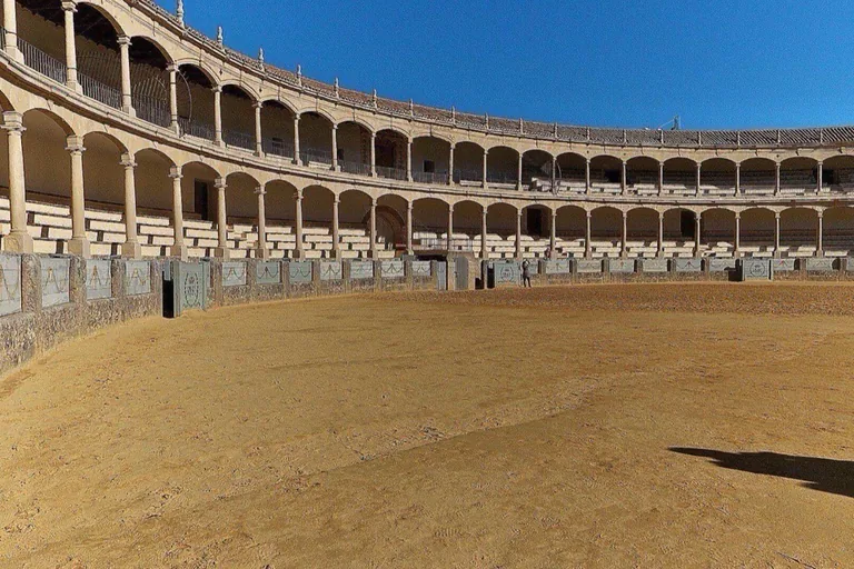 The ring and its double arcade of covered seating