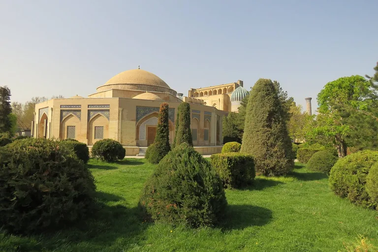 The Chorsu dome behind Sher-Dor