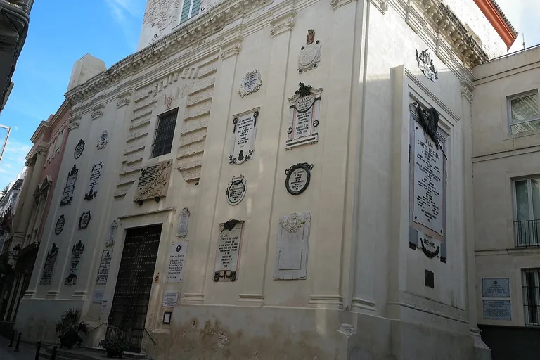 The oratory facade and its memorial plaques to the Cortes