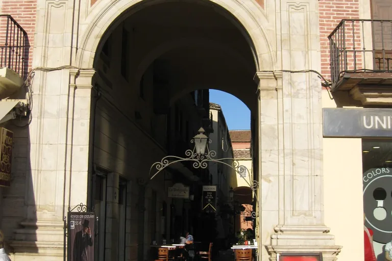 The entrance arch of Pasaje de Chinitas from Plaza de la Constitución