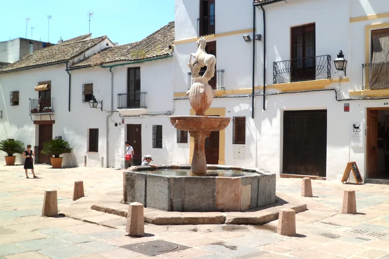 The colt fountain and the old Posada del Potro