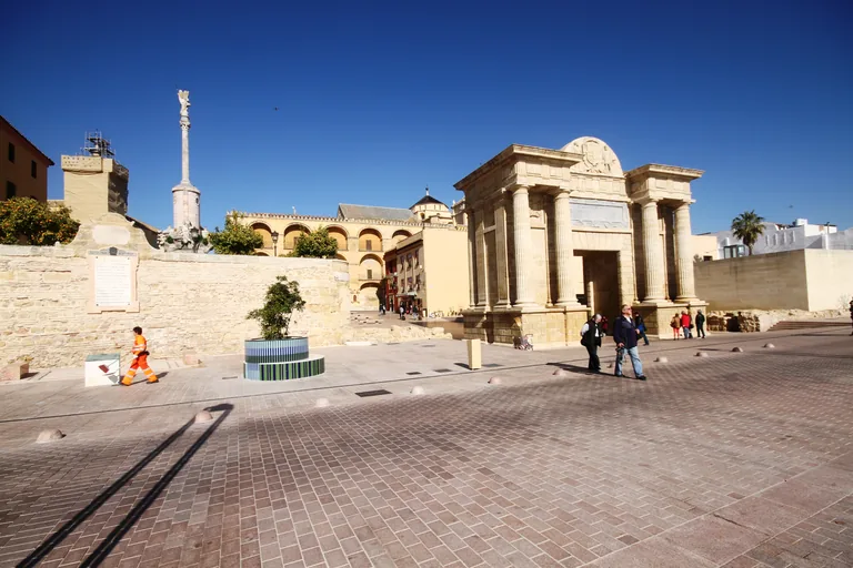 The Puerta del Puente with the Triunfo de San Rafael