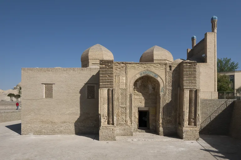 Magok-i-Attari Mosque, sunk below the surrounding street level