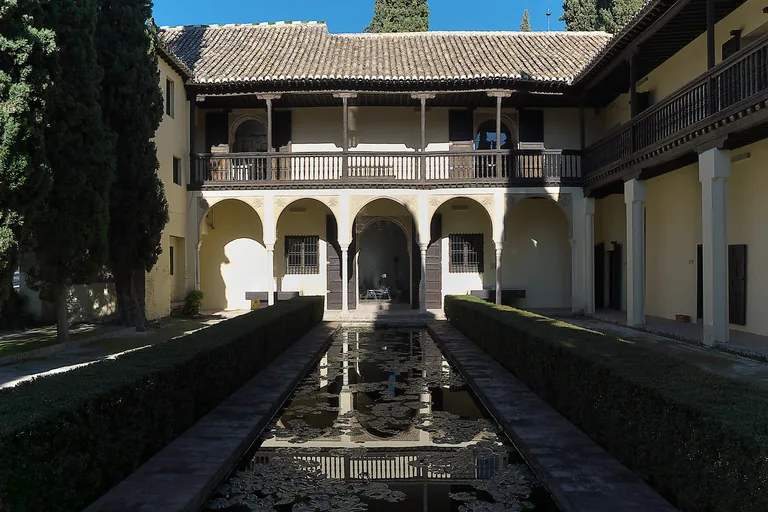 The courtyard and pool of the casa of Lorenzo el Chapiz