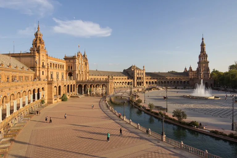 The central building of Plaza de España across the ría