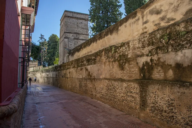 Callejón del Agua along the old wall