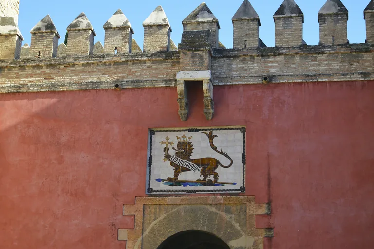 The Puerta del León with the 1892 azulejo lion