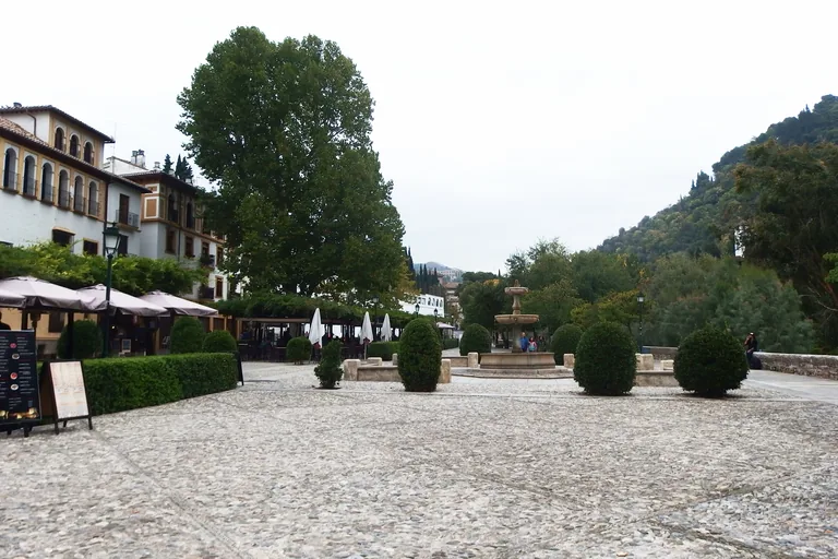 The esplanade and its 1609 fountain