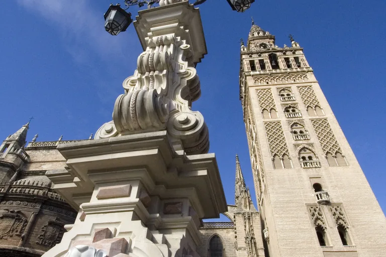 The Giralda seen full-height from Plaza Virgen de los Reyes