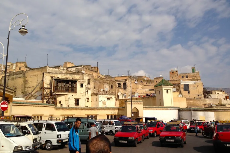 Place R'cif at the medina's transport edge
