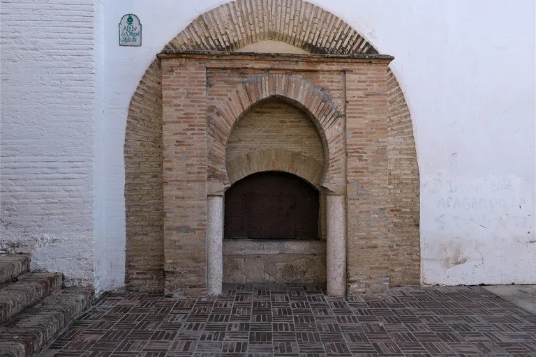 The 13th-century aljibe arch on the church exterior